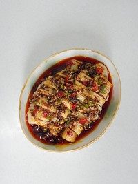 6、口水鸡,料汁淋在鸡块上，最好放在冰箱冷藏20分钟再食用，这样更入味。