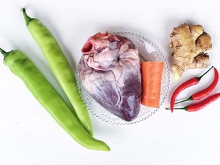 1、火爆猪心,食材准备：猪心1个 青椒2根 胡萝卜1段 生姜大蒜适量 小辣椒3根