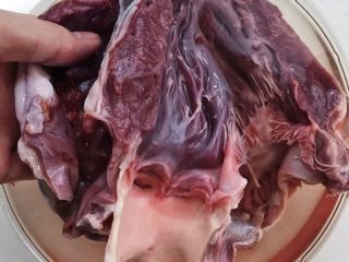 2、火爆猪心,用剪刀剖开剪短筋膜 将残余的血块处理干净