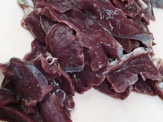 3、火爆猪心,处理好的猪心片成薄片（猪心需要切很薄哦 一是方便入味 二是切太厚了不爱熟 ）