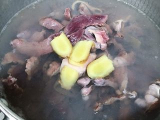 4、火爆猪心,水沸腾后片好的猪心与生姜一起焯熟（猪心需要焯水的原因是 光浸泡不能很好的除去血水）