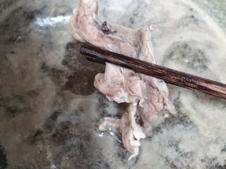 5、火爆猪心,血沫出来 猪心变色就可以捞出 （大概30秒左右即可出锅 不然肉质太老了咬不动）