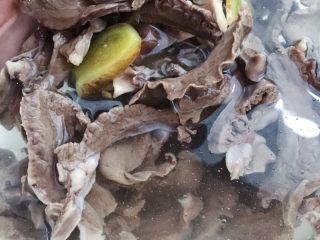 6、火爆猪心,焯好的猪心用流水冲洗干净备用