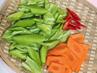 7、火爆猪心,食材处理二：青椒切块（个人喜欢青椒所以多用了一根 不喜欢青椒的可以酌情增减） 胡萝卜切片 小辣椒切成条状备用