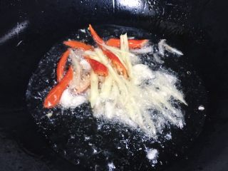 8、火爆猪心,油锅烧热下蒜米姜丝小辣椒爆香