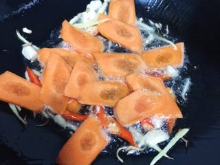 9、火爆猪心,下胡萝卜片翻炒片刻