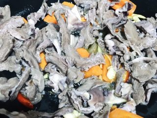 10、火爆猪心,下猪心煸炒（炒猪心一定要火大 动作快 否则猪心会发硬哦）