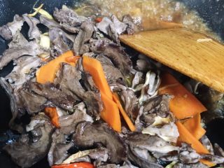 12、火爆猪心,加一些料酒和生抽