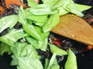 13、火爆猪心,猪心炒至七成熟下青椒