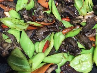 14、火爆猪心,喜欢青椒生一些的简单翻炒几下加些盐和鸡精即可出锅  反之喜欢软烂的可以加些温水稍微炖煮哦