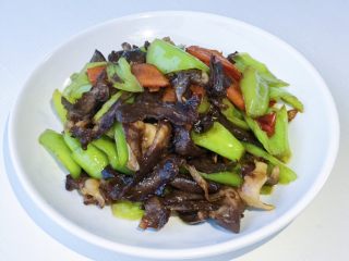 15、火爆猪心,一盘色香味俱全的火爆猪心就完成啦！很适合下酒哦～