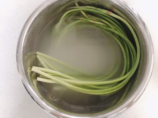 1、蒜苗炒腊肠,蒜苔先用淘米水泡会