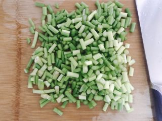 4、蒜苗炒腊肠,蒜苔洗干净也切粒