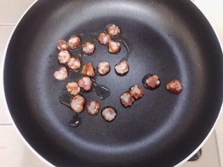 5、蒜苗炒腊肠,锅里少许油煎腊肠