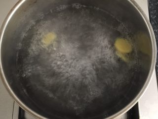 2、白灼虾,水烧开