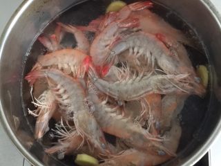 3、白灼虾,放入虾，用筷子搅拌一下