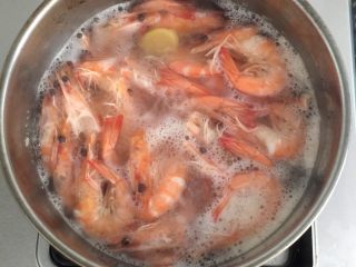 4、白灼虾,大概煮1分钟，煮太久会烂掉