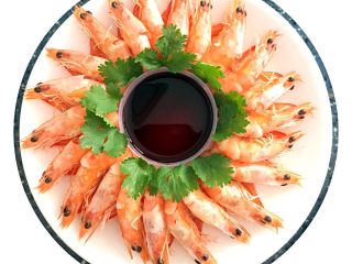 5、白灼虾,装盘，一小碟酱油（喜欢芥末的可以加点芥末，味道也很好）