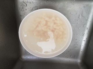 8、莲藕饼,再放清水中洗二遍