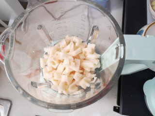 9、莲藕饼,捞出放破壁机+加水100mⅠ（我用的矿泉水）+适量盐