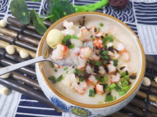 39、莲藕饼,吃一口丰富细腻润滑的口感回味甘甜，唇齿之间有藕淡淡清甜，莲子粉糯，虾的Q弹，葱的干香，特别好吃