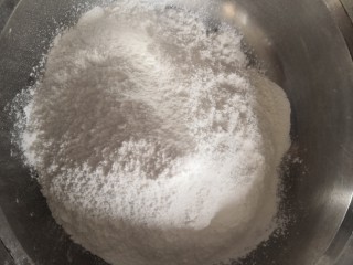 1、心太软,大碗倒入糯米粉和白糖。