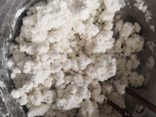 2、心太软,分次加入水(一半开水一半冷水,糯米粉吸水性不同水量也不一样)。
