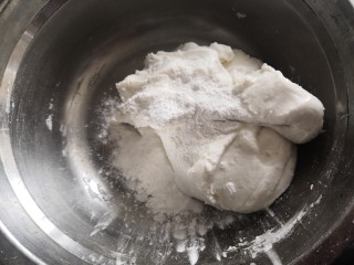 3、心太软,稀了加糯米粉,干了加水(手一抖水倒多)
