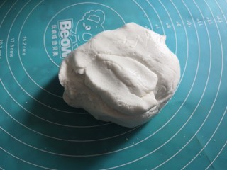 5、心太软,把糯米面团放板上或硅胶垫上。