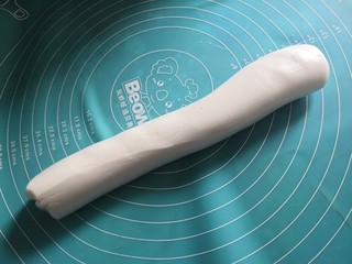 10、心太软,反复几次后,面团会很润很光滑。