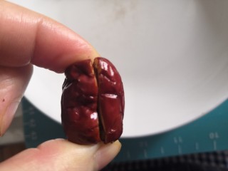 12、心太软,用小刀划开。