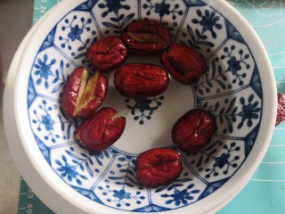 15、心太软,放水里浸泡,让枣多吸些水份。