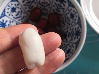 17、心太软,糯米团搓成小椭圆。