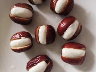 18、心太软,放入红枣中夹好。