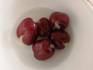 21、心太软,25克开水+5克细砂糖提前融化,把蒸好的红枣放糖水里一滚。