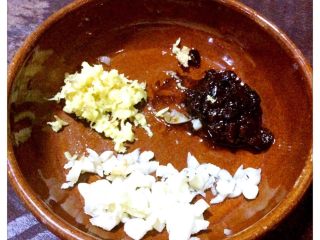 2、紫苏豆豉蒸草鱼,准备姜末蒜蓉和豆豉碎，豆豉碎用糖和花生油拌均匀。