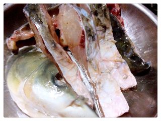 3、紫苏豆豉蒸草鱼,草鱼洗净切块，放盐、糖、油腌一下