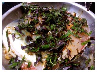 4、紫苏豆豉蒸草鱼,蒸之前将姜末、蒜蓉、豆豉和已腌好的草鱼拌均匀，然后将紫苏均匀铺上面。