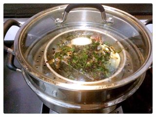 5、紫苏豆豉蒸草鱼,蒸锅大火烧开水后，上蒸锅蒸8分钟，然后淋上酱油就大功告成啦。满屋子散发芬芳。