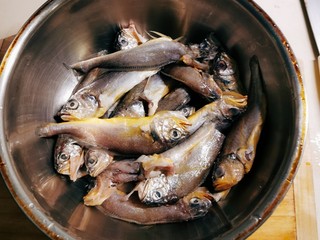 1、香辣小黄鱼,小黄鱼解冻中。