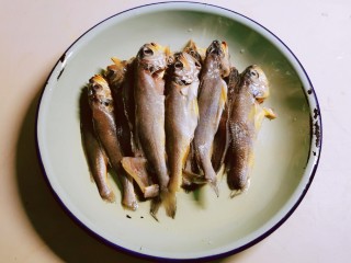 2、香辣小黄鱼,去腮去鱼肠，收拾干净 控干水分。