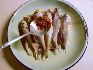 3、香辣小黄鱼,放入辣椒粉。