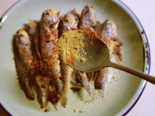 4、香辣小黄鱼,放入孜然粉。