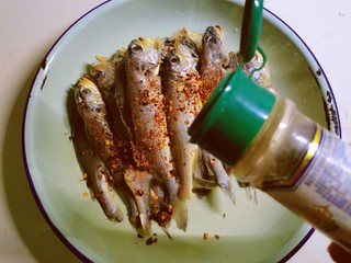 5、香辣小黄鱼,放入胡椒粉。