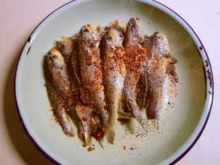 7、香辣小黄鱼,调味品放好。