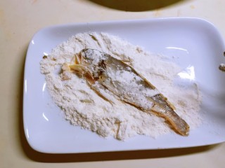 9、香辣小黄鱼,裹上薄薄一层面粉。