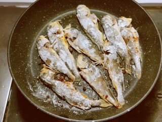 11、香辣小黄鱼,放入小黄鱼煎制。