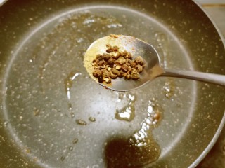 10、香辣小黄鱼,起油锅放入食用油，放入麻椒去腥增香。