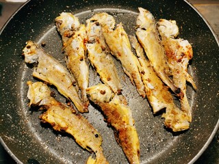 13、香辣小黄鱼,煎至两面金黄色捞出。