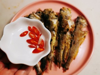 14、香辣小黄鱼,装盘，放入油辣椒。